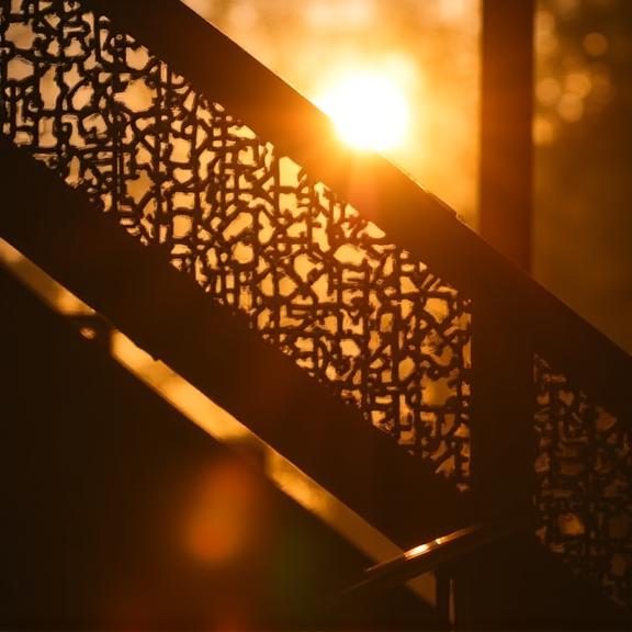 Luce della sera che attraversa i parapetti artistici